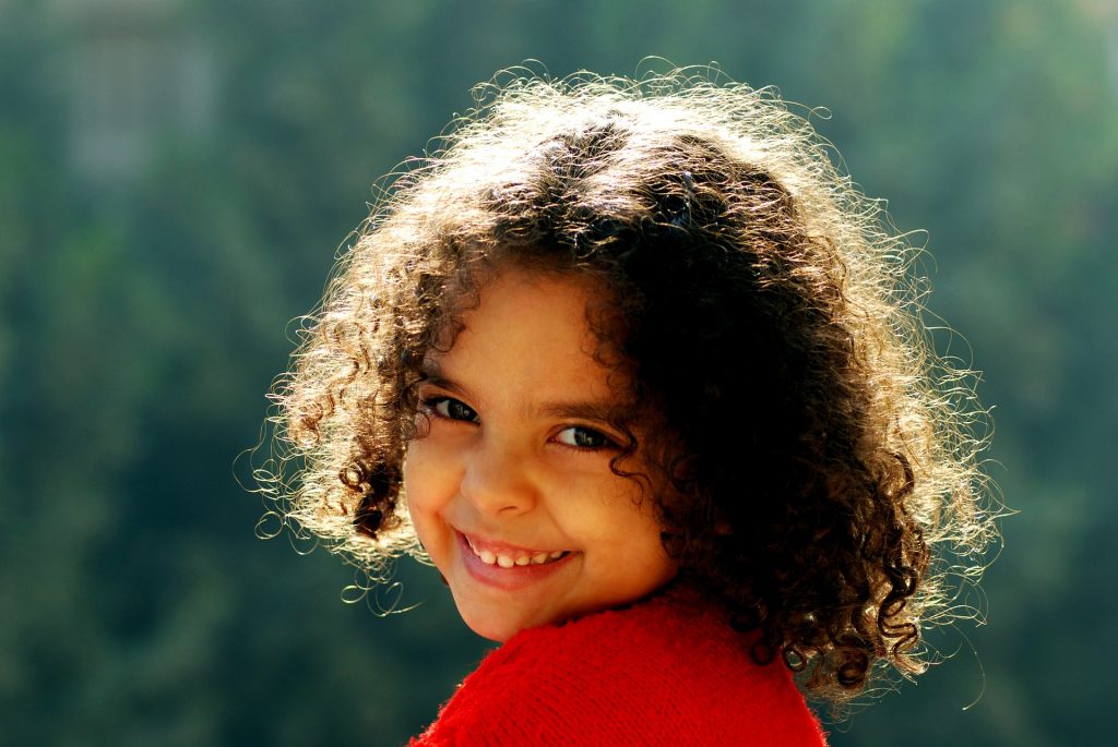 Niña pelo fino rizado y ondulado 2